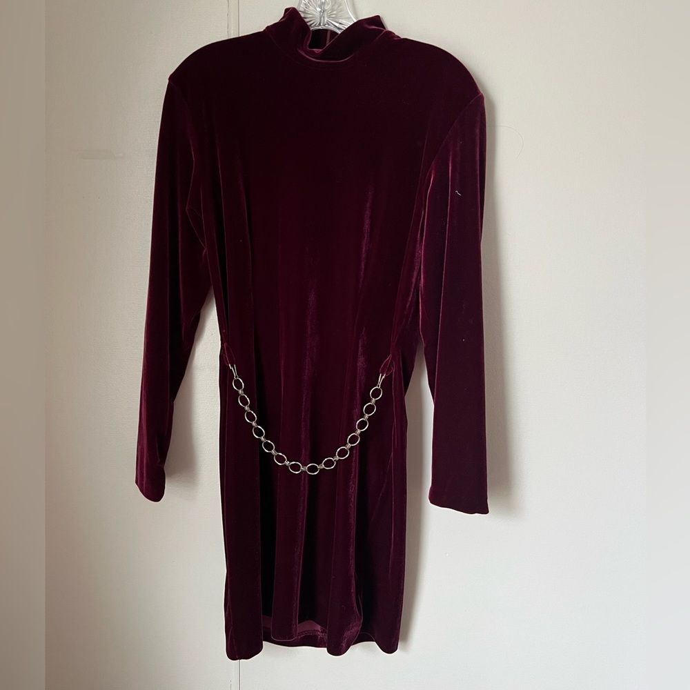 Turtleneck/long-sleeve Scarlett dress
Velvet material
Size: 9/10